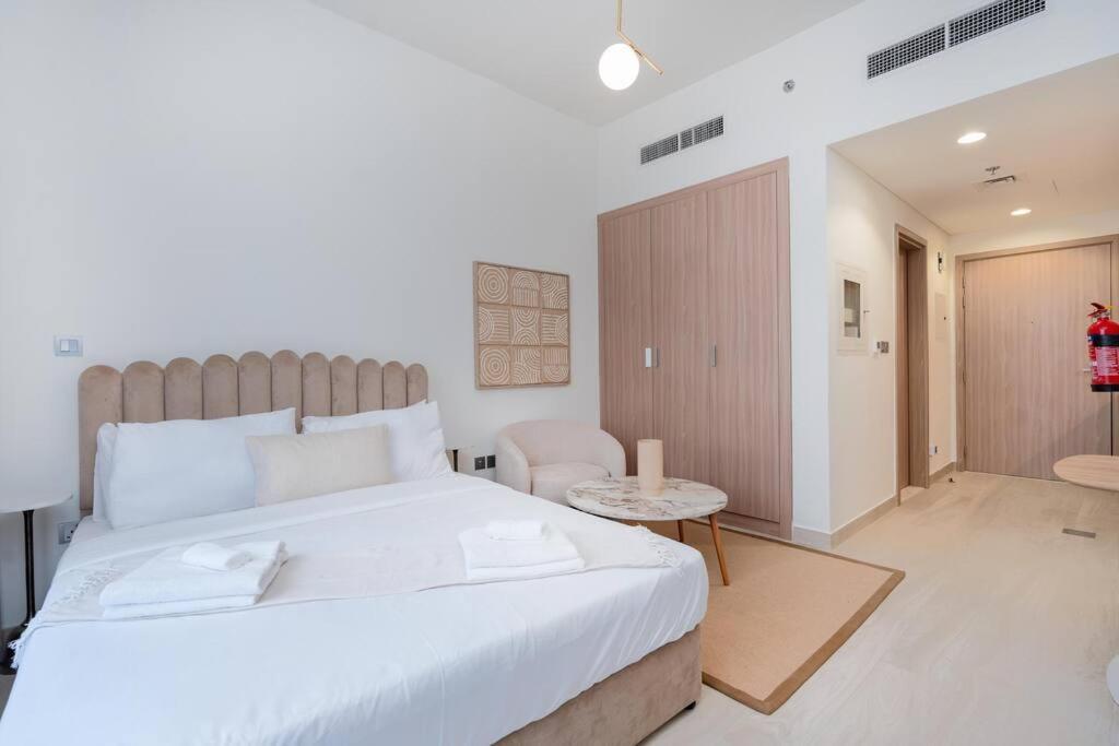 Apartment - 12 Min Downtown - Pool - Azizi Riviera Dubai