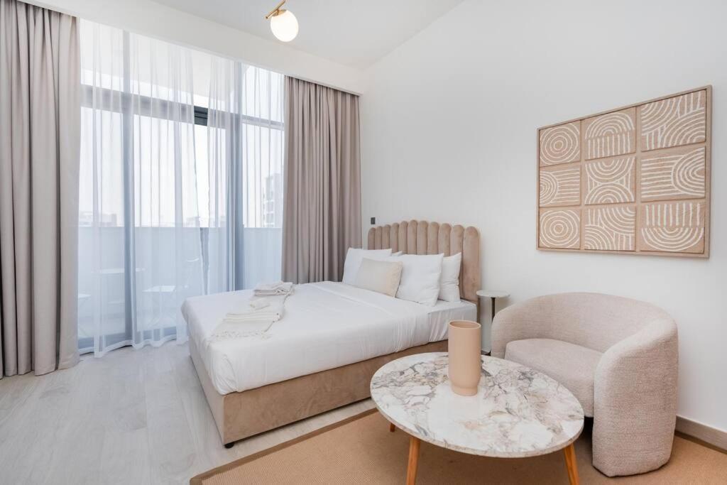 Apartment - 12 Min Downtown - Pool - Azizi Riviera Dubai